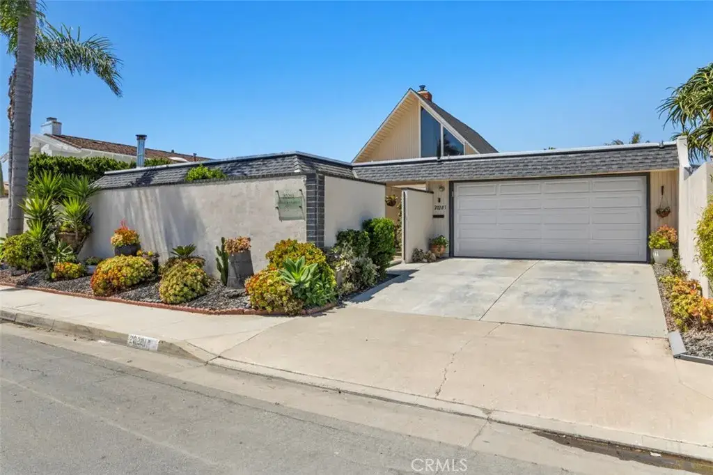 20281 Bancroft Circle in Huntington Beach, sold by Wise Choices Realty.