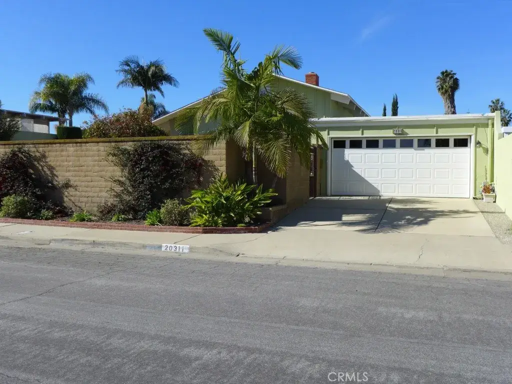 20311 Bancroft Circle in Huntington Beach, sold by Wise Choices Realty.
