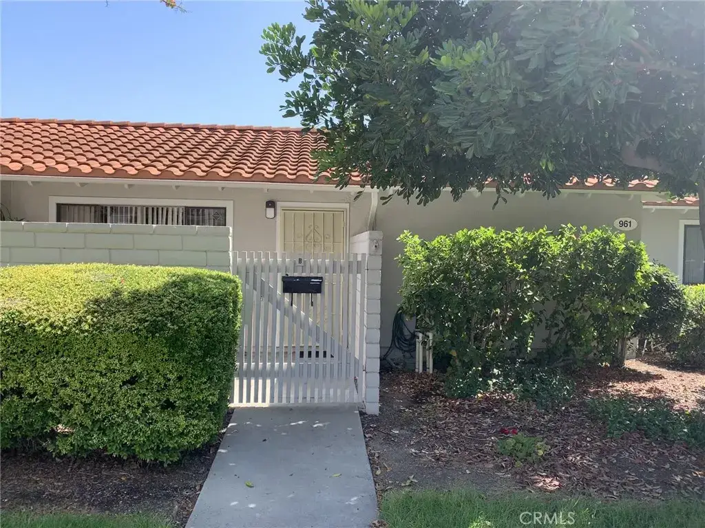 961 Calle Aragon B in Laguna Woods, sold by Wise Choices Realty.
